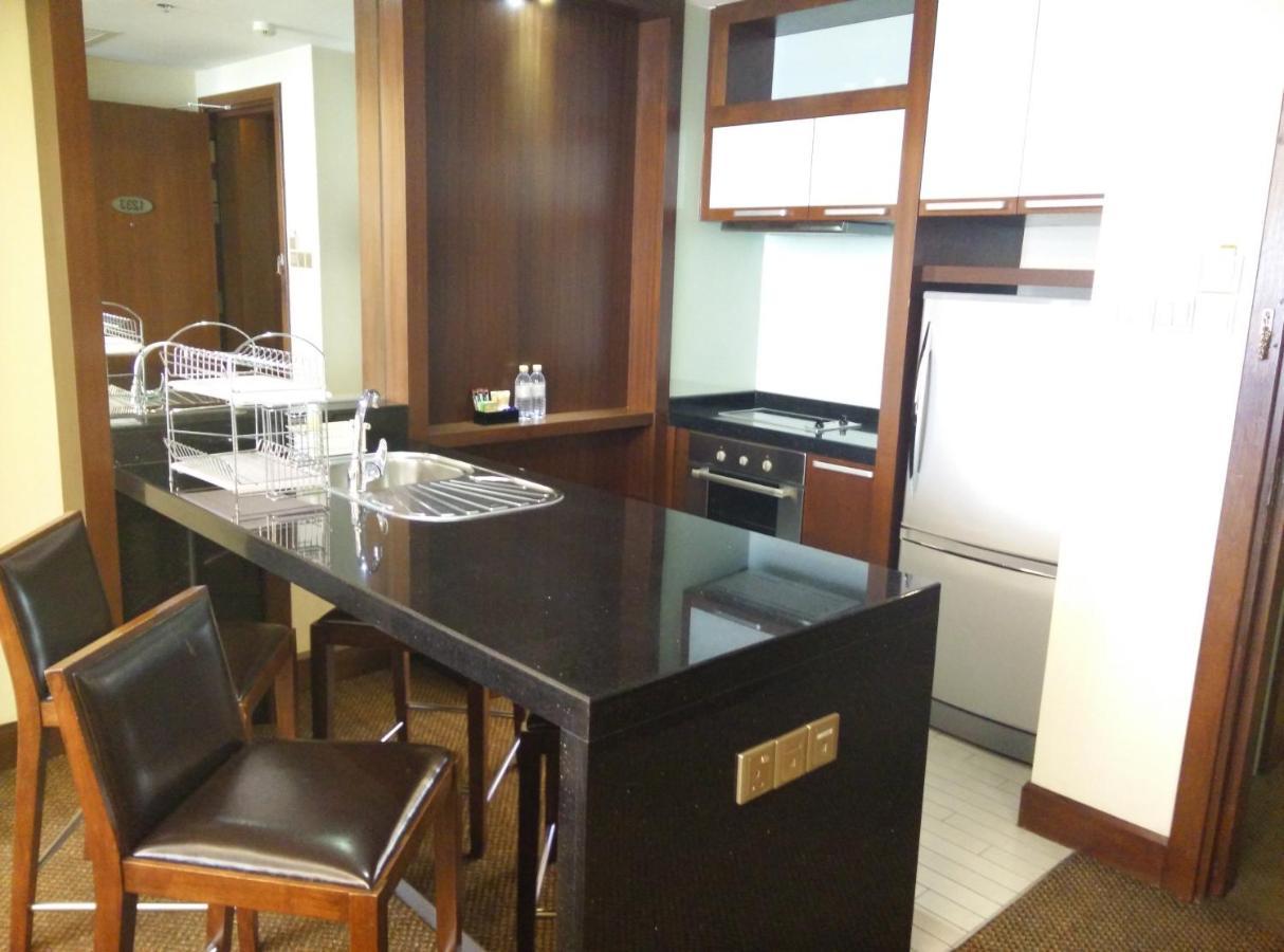 St Giles Gardens Hotel Kuala Lumpur Esterno foto A kitchen in a hotel suite