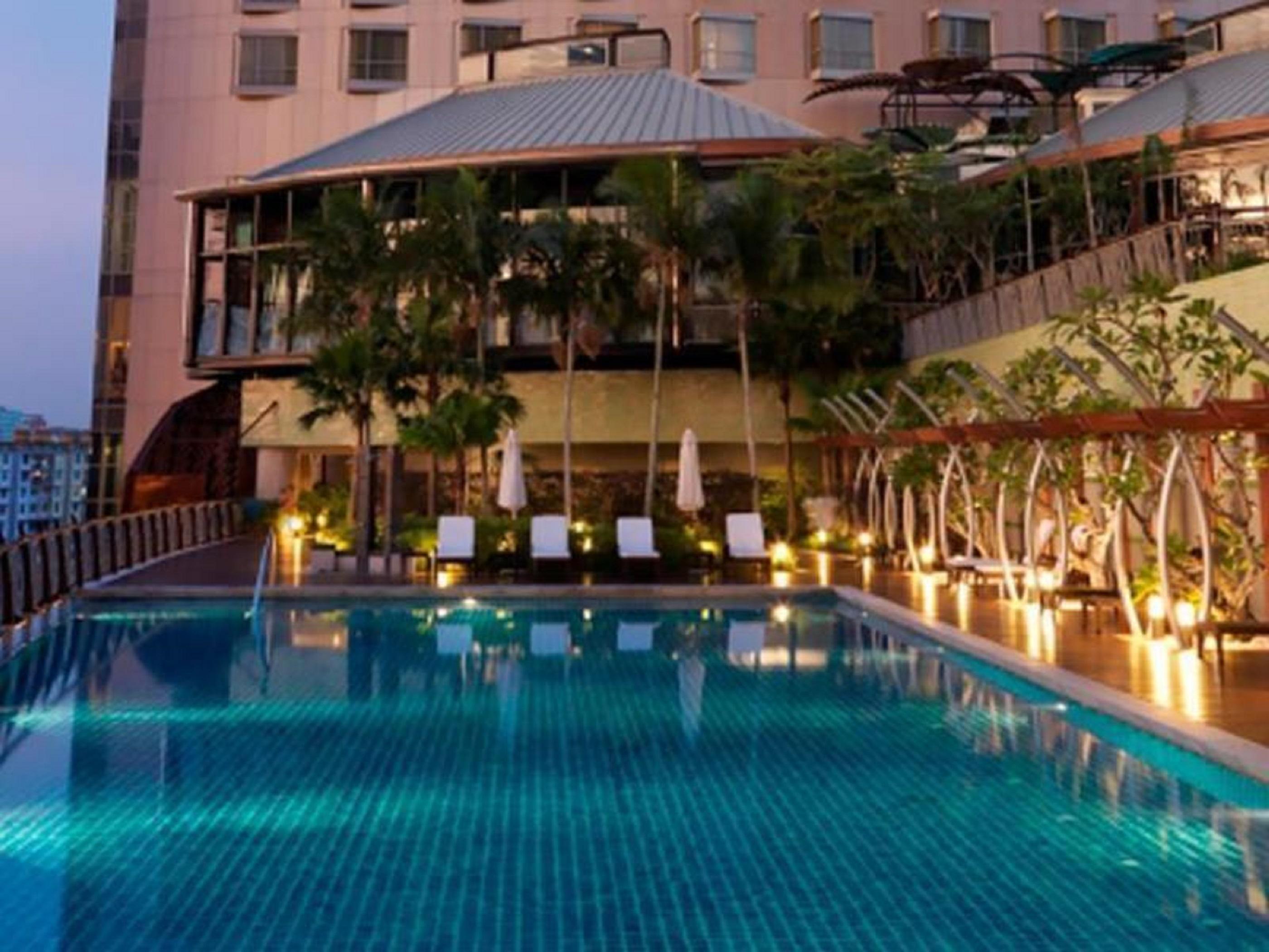 St Giles Gardens Hotel Kuala Lumpur Esterno foto The swimming pool at the hotel