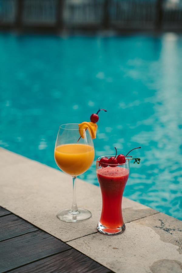 St Giles Gardens Hotel Kuala Lumpur Esterno foto A mango lassi (left) and a strawberry lassi (right)